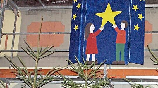 Hinter einer am Rathausgerüst angebrachten Tafel kam bei der Feier zum 1. Advent ein sehr schönes Bild zum Motto "Sternenkinder" zum Vorschein.  Fotos: Alfred Thieret