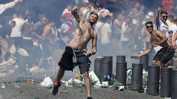 Gewalttätige Ausschreitungen: Hooligans nutzen die EM in Frankreich auch als ihr Spielfeld (das Foto entstand in Marseille vor der Partie zwischen England und Russland). Foto: Guillaume Horcajuelo, dpa