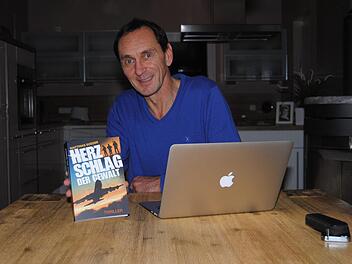 Matthias Soeder, Krimi-Autor, aus Nüdlingen mit seinem Erstlingswerk "Herzschlag der Gewalt".  Foto: Michael Nöth