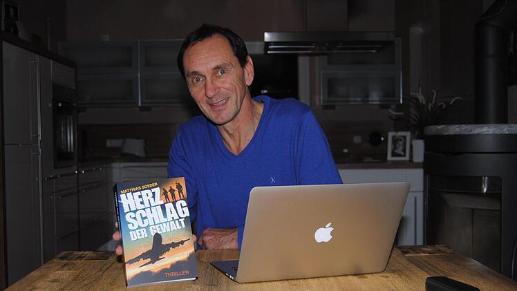 Matthias Soeder, Krimi-Autor, aus Nüdlingen mit seinem Erstlingswerk "Herzschlag der Gewalt".  Foto: Michael Nöth