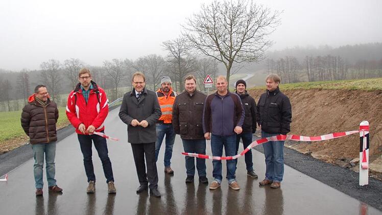 Nach einer zweijährigen Bauzeit geben (v. l.) der Geschäftsleiter der Gemeinde Weißenbrunn, Marc Peter Biedermann, Zweiter BürgermeisterMichael Bohl (Weißenbrunn), Bürgermeister Bernd Rebhan (Küps), der Polier der Firma Stolz, Richard Nikolai, der Sachbearbeiter im Rathaus Küps, Christian Ebertsch, Bauhofleiter Jürgen Ludwig (Küps), der Vertreter der Firma Stolz, Andreas Brustmann, sowie vom Ingenieurbüro IVS Erwin Schuberth die neu gebaute Gemeindeverbindungsstraße Hain-Wildenberg für den Ve...
