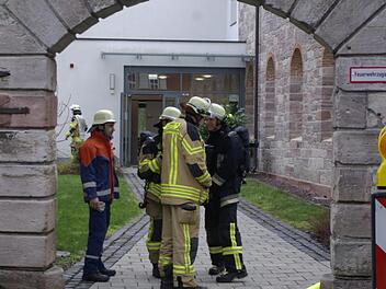 Die Feuerwehren und Rettungskräfte übernahmen die Regie nach dem das Pfarrzentrum evakuiert war.  Winfried Ehling