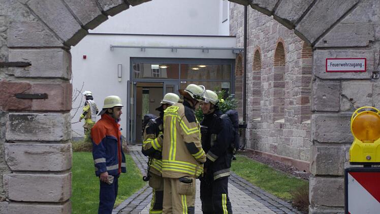 Die Feuerwehren und Rettungskräfte übernahmen die Regie nach dem das Pfarrzentrum evakuiert war.  Winfried Ehling