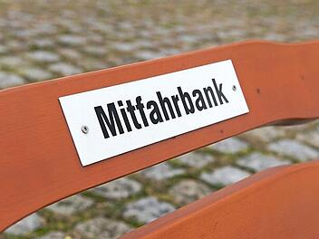 In Lindau und am Trebgaster Marktplatz werden Mitfahrbänke aufgestellt. Foto: Matthias Merz/dpa