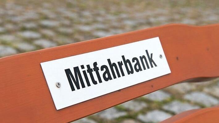 In Lindau und am Trebgaster Marktplatz werden Mitfahrbänke aufgestellt. Foto: Matthias Merz/dpa