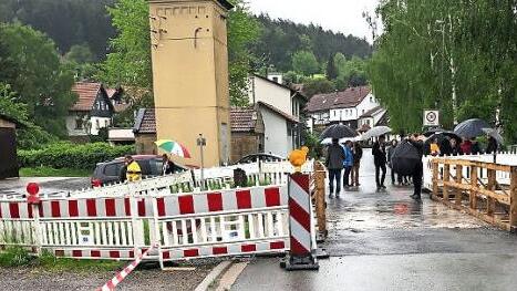 Was ist machbar, um den breiteren Ersatzneubau der Altenhofer Brücke an die Hergramsdorfer Straße anzubinden? Davon machten sich die Weitramsdorfer Gemeinderäte vor ihrer Sitzung ein Bild.  Foto: Bettina Knauth