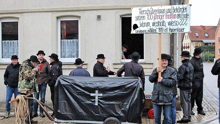 2018 zogen die Cocks einen leeren Wagen durchs Dorf. Dieter Britz