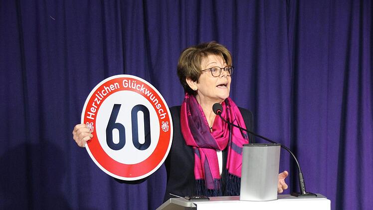 Zweite Bürgermeisterin Elke Protzmann mit einem "60"-SchildOliver Schmidt