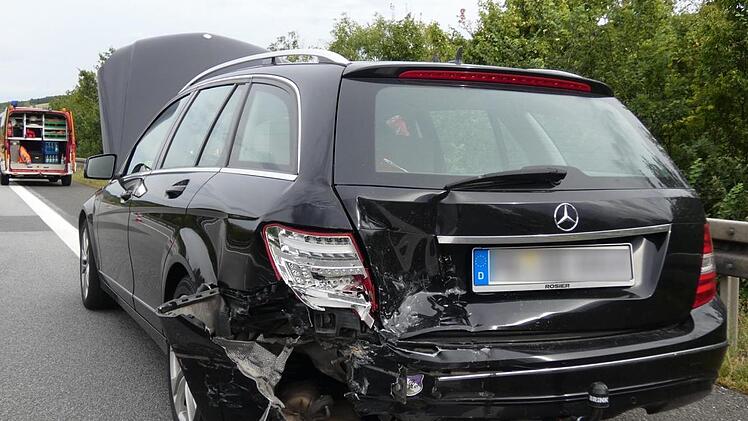 Der Mercedes des Ehepaars aus Paderborn wurde hinten links massiv beschädigt.