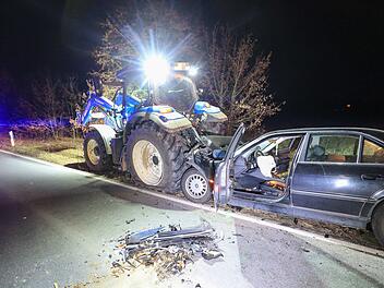 Schwerer Unfall beim &Uuml;berholen einer Traktor-Kolonne: Ein Autofahrer, der am Sonntagabend (27.12.2020) auf der Staatsstra&szlig;e 2243 in Forchheim auf H&ouml;he des Gewerbegebiets Sand&auml;cker mehrere Traktoren &uuml;berholen wollte, erlitt bei einem Zusammensto&szlig; schwere Verletzungen.