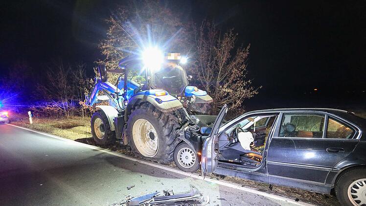 Schwerer Unfall beim &Uuml;berholen einer Traktor-Kolonne: Ein Autofahrer, der am Sonntagabend (27.12.2020) auf der Staatsstra&szlig;e 2243 in Forchheim auf H&ouml;he des Gewerbegebiets Sand&auml;cker mehrere Traktoren &uuml;berholen wollte, erlitt bei einem Zusammensto&szlig; schwere Verletzungen.