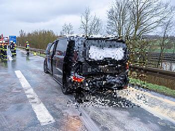 Unfallserie durch Graupelschauer auf der Autobahn: Mehrere Fahrzeuge verunglücken auf der A70 Unfallserie durch Graupelschauer auf der Autobahn: Mehrere Fahrzeuge verunglücken auf der A70
