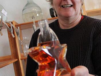 Michaela Riegel-Engelhardt füllt die hochprozentigen Produkte in stilvolle Geschenkflaschen ab.  Foto: J. Hofbauer