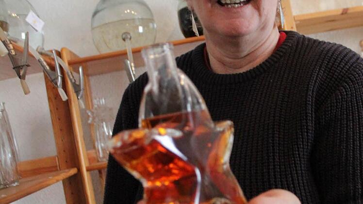 Michaela Riegel-Engelhardt füllt die hochprozentigen Produkte in stilvolle Geschenkflaschen ab.  Foto: J. Hofbauer