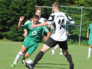 Der Garitzer Spielertrainer Andrzej Sadowski nimmt es mit zwei Karlburgern auf - Thilo Wilke (hinten) hat er schon ausgespielt, anschließend versucht er, an Marvin Schramm vorbei zu kommen. Foto: Hopf
