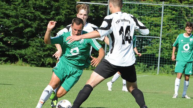 Der Garitzer Spielertrainer Andrzej Sadowski nimmt es mit zwei Karlburgern auf - Thilo Wilke (hinten) hat er schon ausgespielt, anschließend versucht er, an Marvin Schramm vorbei zu kommen. Foto: Hopf