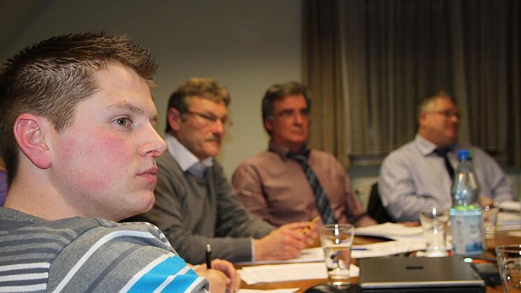 Gemeinderat Matthias Hauke hört sich die Bedenken der Anwohner an. Im Hintergrund: Bürgermeister Wilhelm Friedrich (von links), Dieter Hammes von der Bundesnetzagentur und Christian Entsfellner, Vorstandsmitglied des Deutschen Radio-Clubs.  Foto: Ulrike Müller