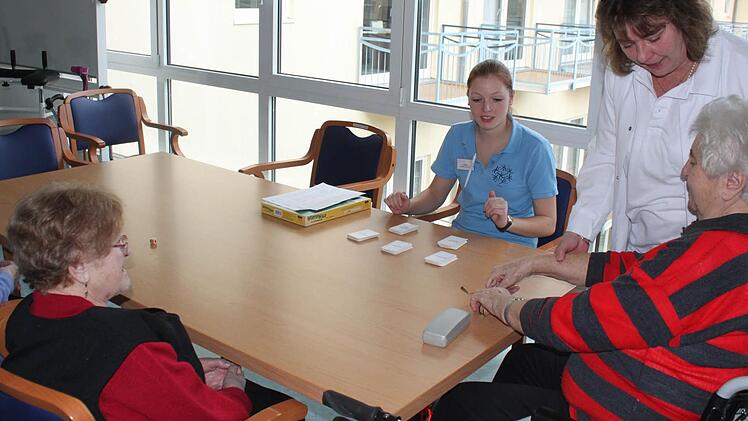 Johanna Reh und Gabriele Müller bei der Ergotherapie mit Praktikantin Andrea Rahm. Foto: Mäuser
