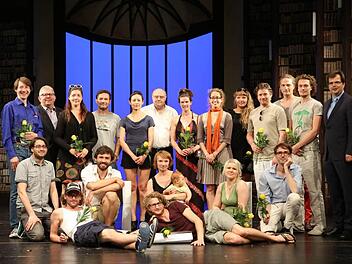 Mit gelben Rosen verabschiedete sich der langjährige Intendant Rainer Lewandowski (Mitte) von seinem Team. Mit im Bild: Dritter Bürgermeister Wolfgang Metzner (Zweiter von links) und Kulturreferent Christian Lange (rechts) . Foto: Barbara Herbst