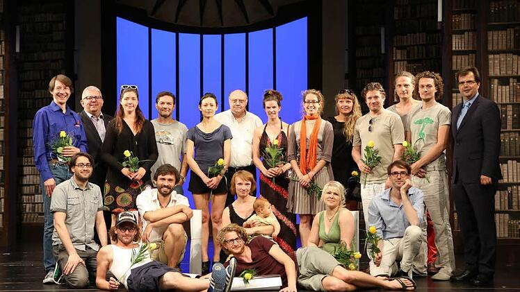 Mit gelben Rosen verabschiedete sich der langjährige Intendant Rainer Lewandowski (Mitte) von seinem Team. Mit im Bild: Dritter Bürgermeister Wolfgang Metzner (Zweiter von links) und Kulturreferent Christian Lange (rechts) . Foto: Barbara Herbst