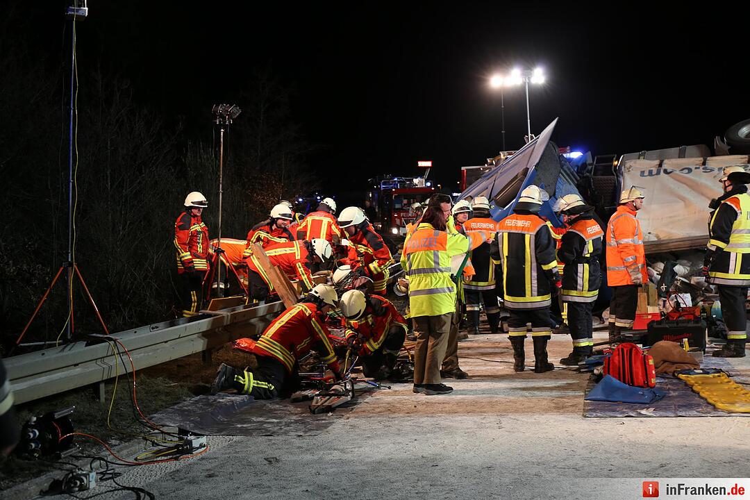 Lkw begräbt Pkw unter sich