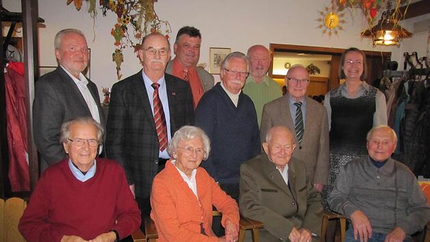 Franziska Klinnert und Dieter Heinke geh&ouml;ren seit 70 beziehungsweise 60 Jahren Verdi an. Auf dem Bild sind weitere Diamantjubilare. Foto: Martin Koch
