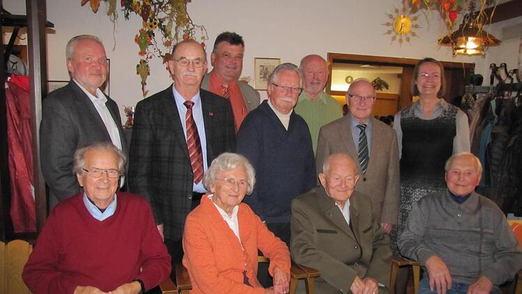 Franziska Klinnert und Dieter Heinke gehören seit 70 beziehungsweise 60 Jahren Verdi an. Auf dem Bild sind weitere Diamantjubilare. Foto: Martin Koch