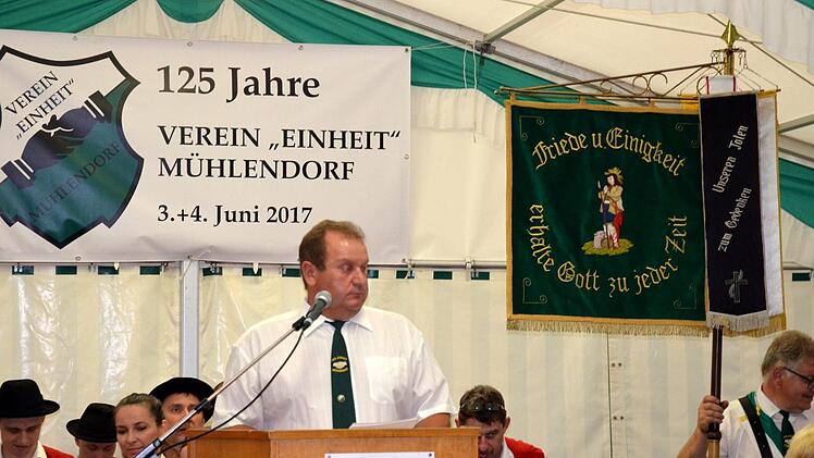 Michael Heilmann, Erster Vorsitzender des Geselligkeitsverein "Einheit" Mühlendorf, spricht zu den Festgästen. Foto: Andrea Spörlein