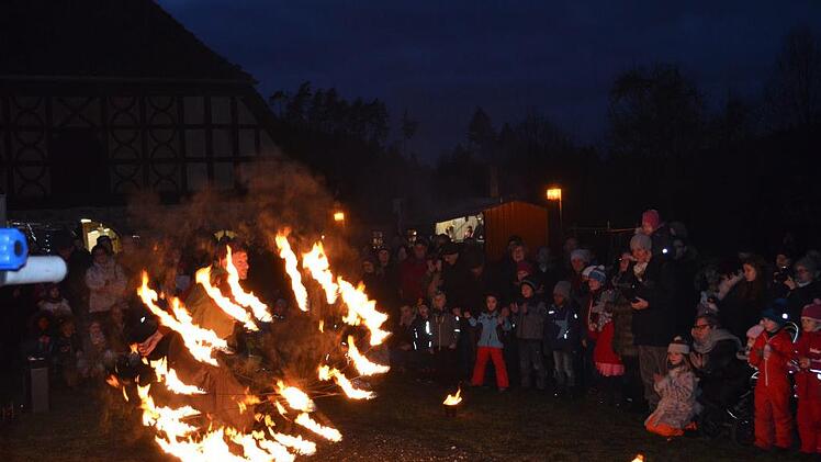 Narrateau präsentiert eine eindrucksvolle Feuershow. Foto: Gabi Bertram