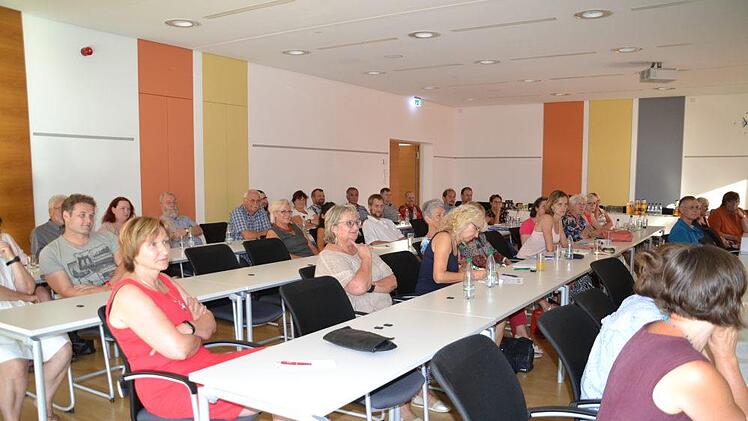 Zahlreiche Interessenten waren zur Veranstaltung in den Sitzungssaal des Landratsamtes gekommen und durften auch noch von fairen und regionalen Produkten probieren  Uschi Prawitz