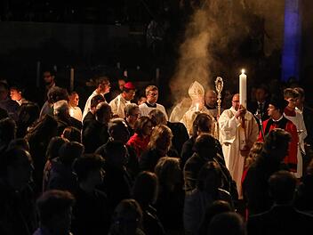 Nur Kerzen leuchte in der Osternacht.Foto: Barbara Herbst