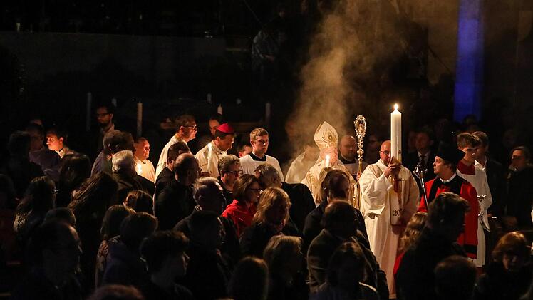 Nur Kerzen leuchte in der Osternacht.Foto: Barbara Herbst