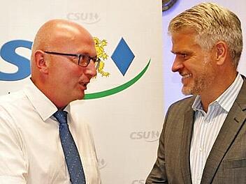 Der 49-jährige Markus Oppelt (links) ist am Mittwochabend zum Bürgermeisterkandidaten des CSU-Ortsverbandes Pfarrweisach gewählt worden. Landtagsabgeordneter Steffen Vogel gratulierte ihm und wünschte Oppelt viel Erfolg bei den Kommunalwahlen im März nächsten Jahres.  Foto: Simon Albrecht