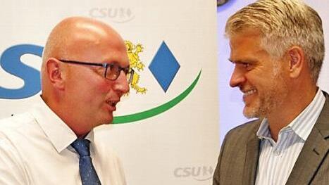 Der 49-jährige Markus Oppelt (links) ist am Mittwochabend zum Bürgermeisterkandidaten des CSU-Ortsverbandes Pfarrweisach gewählt worden. Landtagsabgeordneter Steffen Vogel gratulierte ihm und wünschte Oppelt viel Erfolg bei den Kommunalwahlen im März nächsten Jahres.  Foto: Simon Albrecht