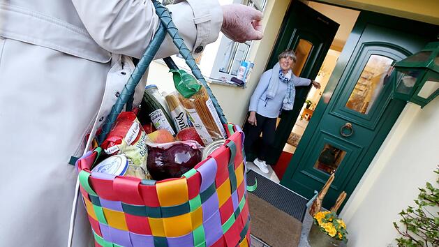 Solche Szenen könnten sich ab sofort auch im Landkreis Haßberge abspielen: Auf Facebook formieren sich derzeit viele Gruppen, die Nachbarschaftshilfe während der Corona-Krise bieten wollen, beispielsweise in Form von Lebensmitteleinkäufen. Symbolfoto: Roland Weihrauch/dpa