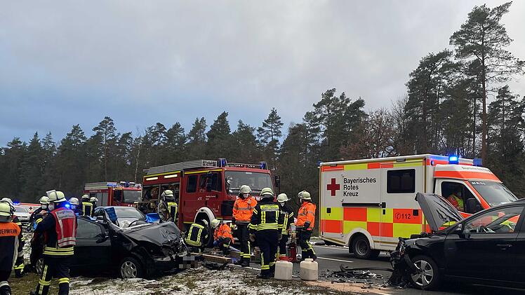 Autos kollidieren frontal miteinander