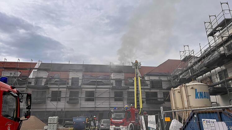 Bamberg: Dachstuhlbrand löst Feuerwehreinsatz aus - Polizei sperrt Straße