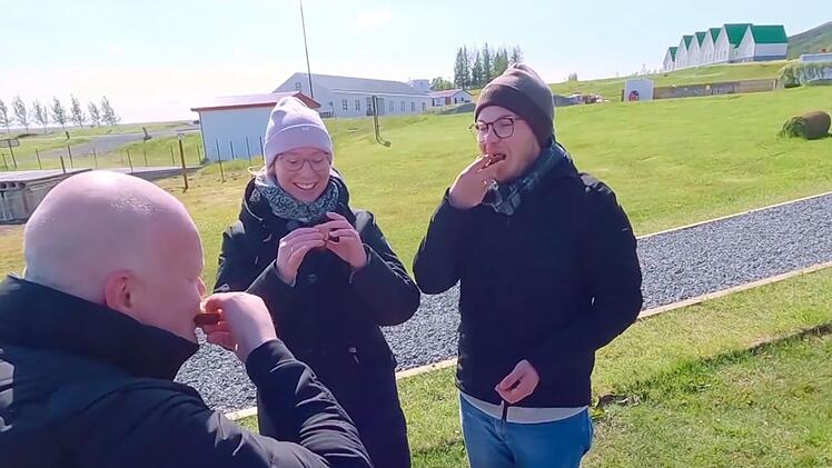 Auf Island nähern sich Julia (Mitte) und Julian (rechts) an.