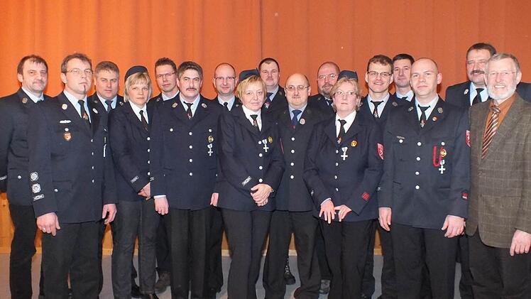 25 Jahre aktiver Dienst bei der Feuerwehr leisteten diese Damen und Herren.