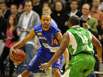 Kevin Hamilton war herausragender Bayreuther beim Sieg in Weißenfels gegen den Mitteldeutschen BC. Er steuerte nicht weniger als 29 Punkte zum 86:71-Erfolg der Wagnerstädter bei. Unser Foto zeigt Hamilton beim Spiel gegen Trier.  Foto: Peter Mularczyk