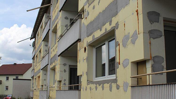 Die Mieter der Wohnblocks in der Höchstadter St.-Georg-Straße leben seit bald zwei Jahren auf einer Baustelle. Foto: Andreas Dorsch