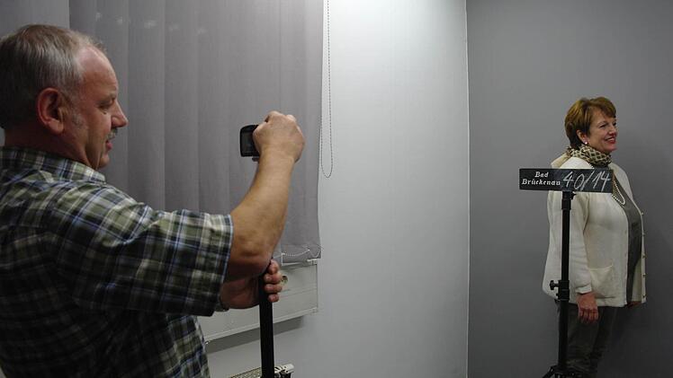 Was ein Straftäter mitmacht, durfte Bürgermeisterin Brigitte Meyerdierks bei der erkennungsdienstlichen Behandlung durch Polizeihauptkommissar Clemens Markert miterleben. Foto: Stephanie Elm