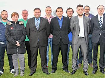 Für die nächsten zwei Jahre tragen bei den Sportfreunden Verantwortung (von links): Michael Walz, Michaela Dietz, Herbert Dickert, 1. Vorsitzender Dominik Präger, Ingo Heinemann, 2. Vorsitzender Jürgen Lutsch, Christopher Barth, 3. Vorsitzender Philipp Mölter, Frank Ludewig, Kassierer Christian Rauscher, Markus Hämmerlein und Schriftführer Alfred Heinemann. Foto: Helmut Will