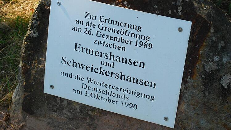 Selbst die Inschriften an den Gedenksteinen verblassen nach 25 Jahren.