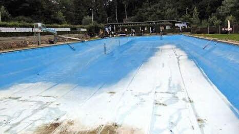 Das Wasser ist aus dem Becken abgelassen worden. Foto: Petra Malbrich