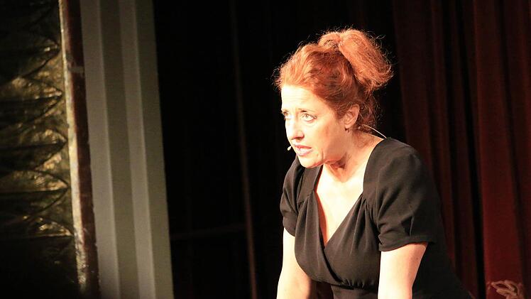 Luise Kinseher im Kurtheater Foto: Benedikt Borst