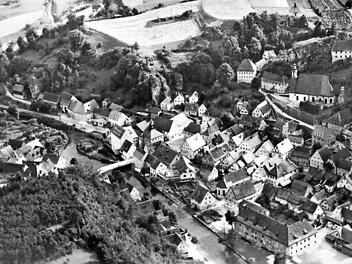 Diese Luftbild zeigt die Stadt Waischenfeld, wie sie Ende der 50er Jahren ausgesehen hat.  Repros: Reinhard Löwisch