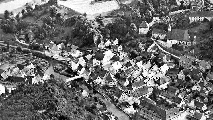 Diese Luftbild zeigt die Stadt Waischenfeld, wie sie Ende der 50er Jahren ausgesehen hat.  Repros: Reinhard Löwisch