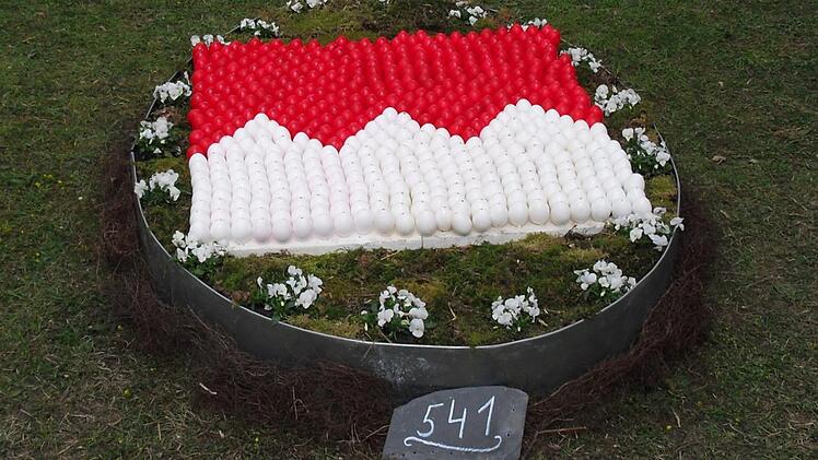 Der fertig geschmückte Osterbrunnen in Lauf (Gemeinde Zapfendorf). Foto: Helmut Klösel