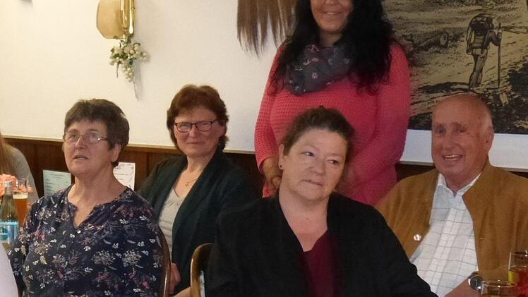 Anja Zimmermann (stehend) beim Vortrag  Foto: Carmen Schwinn